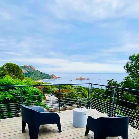 Bungalow De 2 Chambres A Raphael A 50 M De La Plage Avec Vue Sur La Mer Piscine Partagee Et Jardin Clos Hébergement de vacances *